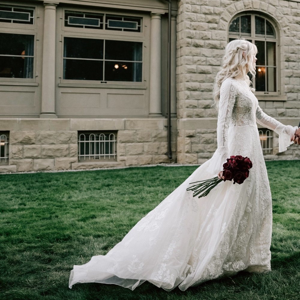 Elegant White Lace Wedding Dress